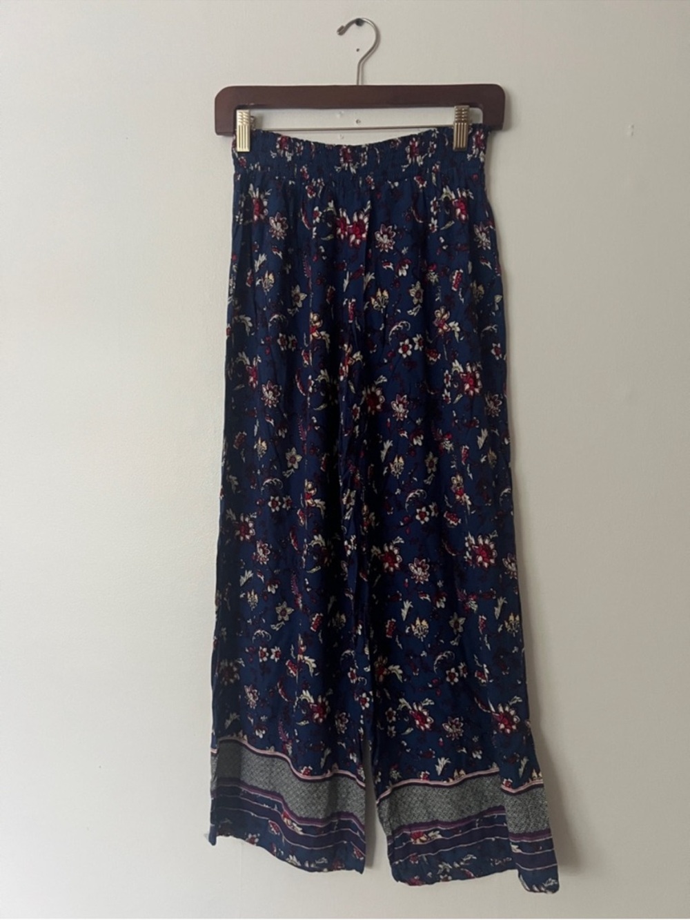 H&M Women’s lightweight flowy Navy Floral Smocked Waist Wide Leg Pants, Size M